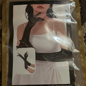 Elegant Black Lace Gloves